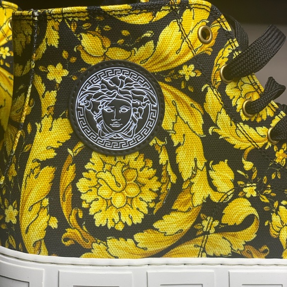 👑🌟🔥STUNNING VERCSACE SNEAKERS 🔥🌟👑 - Picture 6 of 12